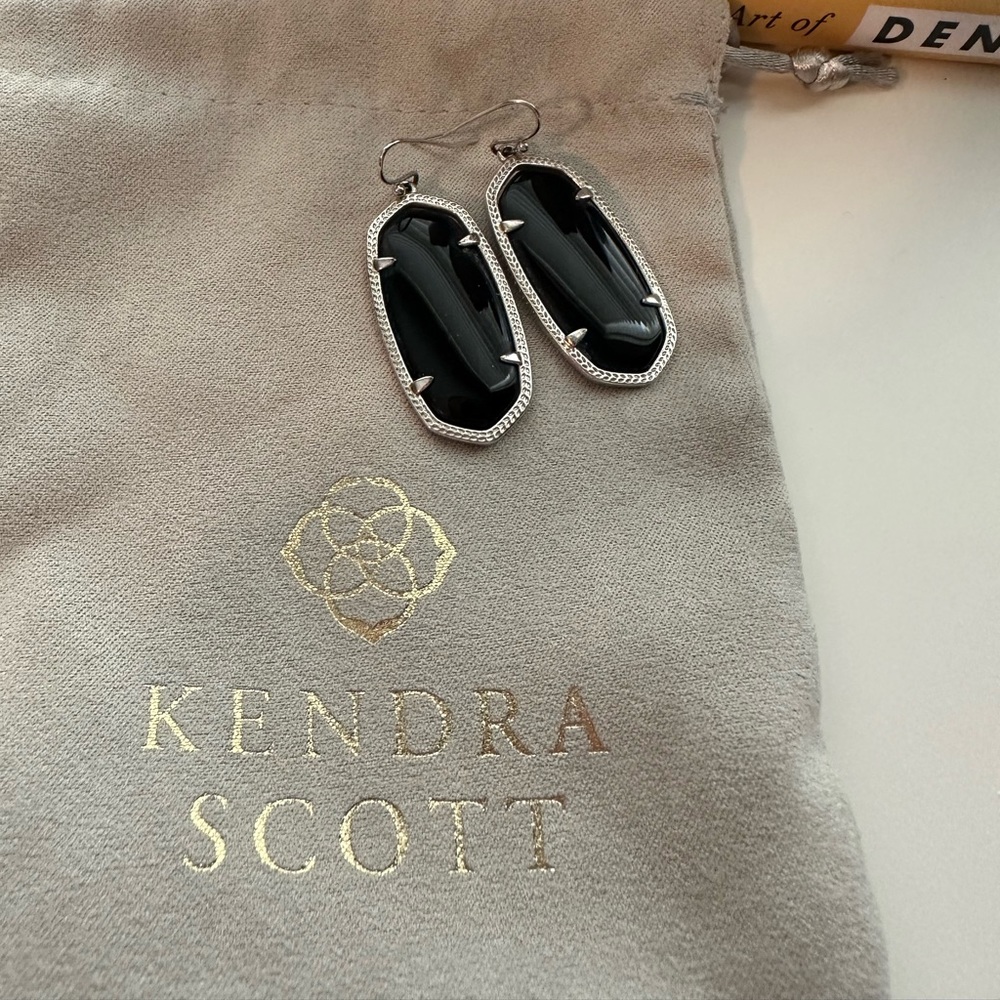 Kendra Scott Elle Earrings in Onyx - Like New!